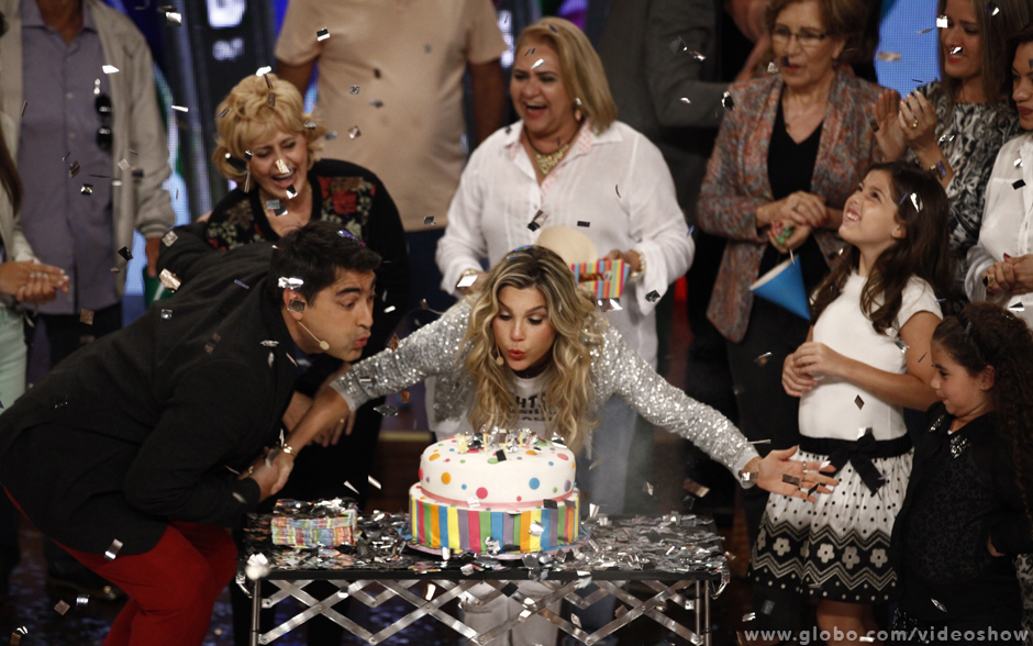 E para deixar a festa completa, Flávia Alessandra apagou a vela do bolo