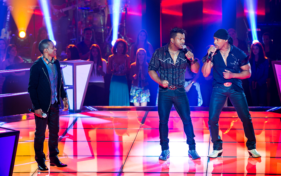 A dupla Angelo e Ângel e Herli Dias sobem ao palco do The Voice...
