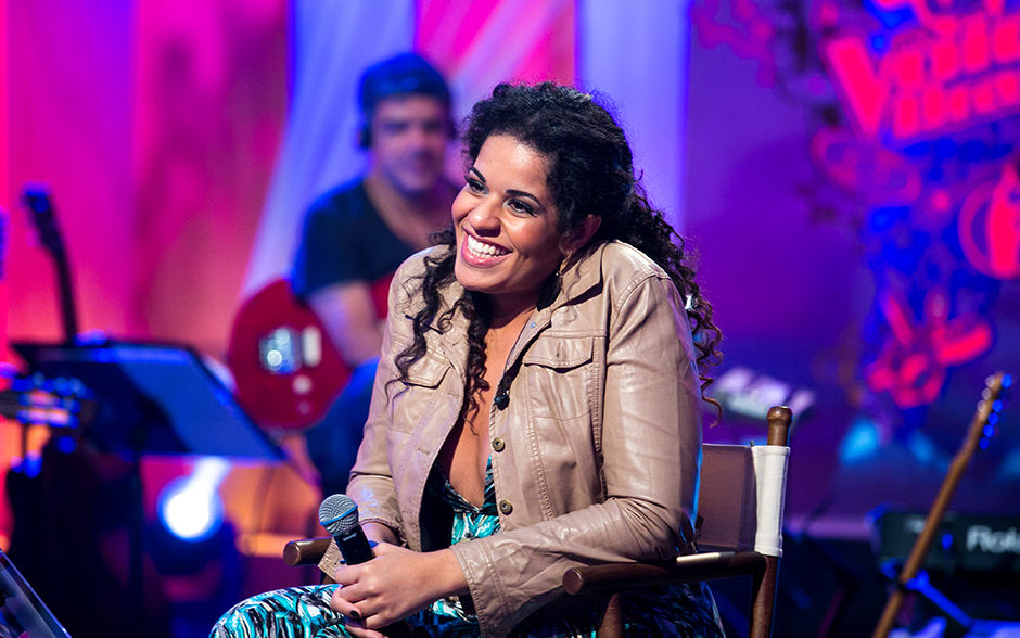 Antes de começar o ensaio, Ana Lonardi aproveita o momento de descontração nos estúdios do The Voice Brasil