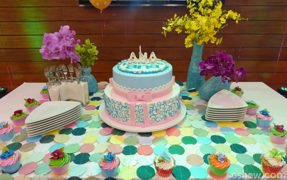 Cupcakes e um bolo decorado deram um toque especial à mesa de aniversário 