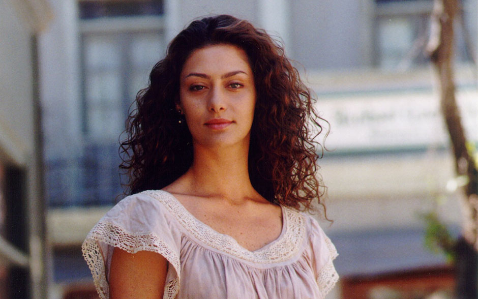 Em sua estreia nas novelas do plim-plim, Maria Fernanda Cândido caprichou no sotaque italiano e deixou os cachos livres e soltos para viver a Paola, em 'Terra Nostra' (1999)