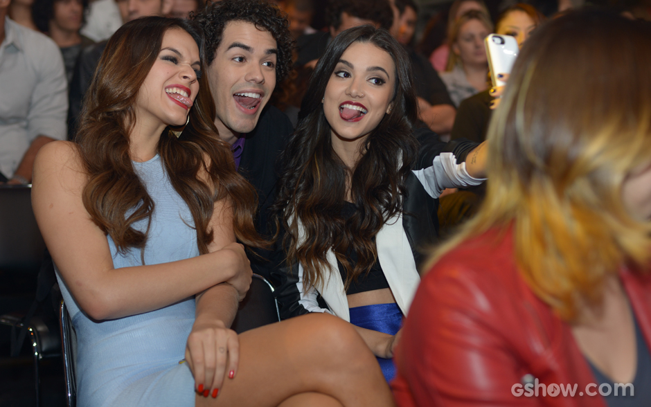 Bruna Marquezine, Sam Alves e manu Gavassi mostram língua para 'selfie'