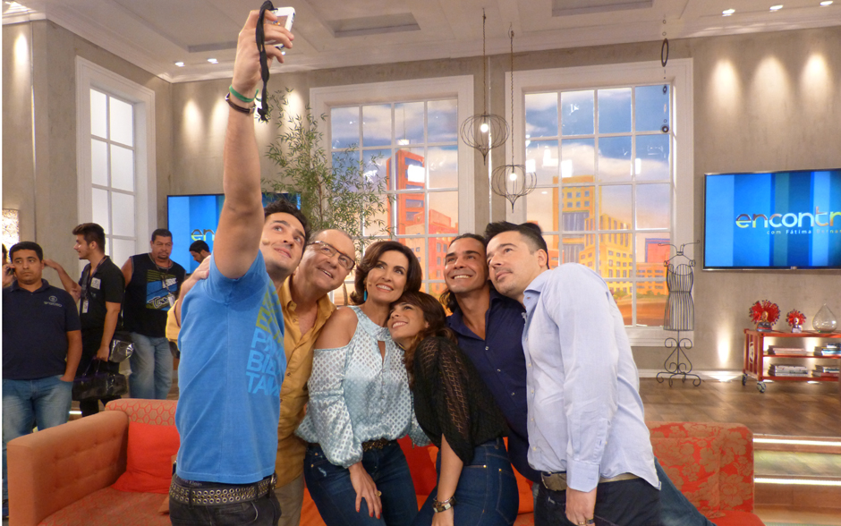 Marcos Veras em momento selfie com os convidados do Encontro