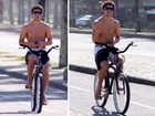 Caio Castro joga frescobol e anda de bike na orla do Rio