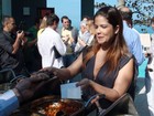 Samara Felippo prova comida que será servida no camarote do Rock in Rio
