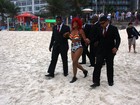 Rihanna faz pegadinha: bailarina se veste com ela e vai até os fãs