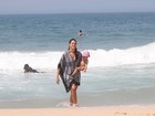 Daniella Sarahyba vai à praia no Rio com a filha