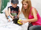 Ex-BBB Cacau celebra Dia das Crianças com visita a hospital