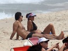 Eduardo Moscovis e Cynthia Howlett vão à praia no Rio