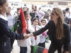 Angelina Jolie visita refugiados em hospital na Líbia
