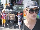 Sharon Stone vai ao supermercado com os filhos