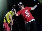 Vocalista do Red Hot Chili Peppers faz cirurgia no pé e adia turnê da banda