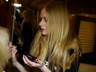 Avril Lavigne usa a mãe como cobaia para brincar de maquiadora