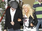 Christina Aguilera 'esquece as calças' e exibe pernas roliças