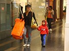 Carolina Dieckmann vai a shopping com o filho caçula