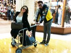 Em Miami, Latino vai às compras com a namorada
