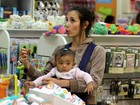 Tania Khalill passeia com a filha caçula em shopping do Rio