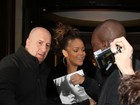 Rihanna é cercada por fãs em Paris