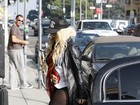Tendência? Christina Aguilera volta a circular sem calças