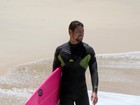 Cauã Reymond surfa com prancha rosa