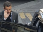 Nicolas Sarkozy visita Carla Bruni e a filha na maternidade