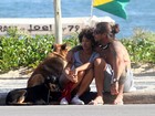 Sheron Menezzes tem domingo romântico com namorado e cachorros