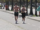 Vídeo: Rômulo Arantes Neto e Maria Pinna correm juntos na praia