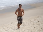 Kayky Brito aproveita sol em praia carioca e exibe corpão