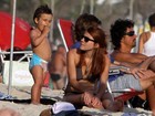 Com o filho e o namorado, Mariah Rocha curte a praia em dia família