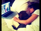 Doente, Selena Gomez posta foto deitada na cama com cachorro