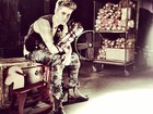 Justin Bieber posta foto usando luva de ferro