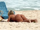 Ex-rainha da Mocidade vai à praia e  exibe marca de sol no bumbum