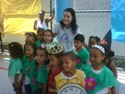 Nathalia Dill visita colégio no subúrbio do Rio de Janeiro
