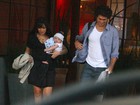 Daniele Suzuki e o marido passeiam com o filho no Rio
