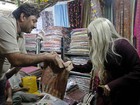 Na Índia, Lady Gaga compra tapetes em Nova Delhi