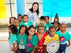 Nathalia Dill se encanta com crianças do 'Amigos da Escola'