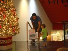 Thiago Rodrigues mostra árvore de Natal ao filho