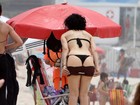 Letícia Sabatella usa biquininho na praia de Ipanema