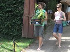 Letícia Spiller e o namorado fazem compras em floricultura no Rio
