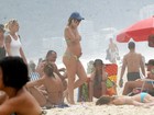 Luana Piovani exibe barriguinha de grávida em dia de praia no Rio
