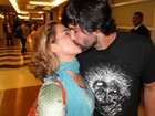 Cissa Guimarães ganha beijo do namorado após sessão de peça