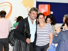 Simpático, Alexandre Borges posa com fãs em aeroporto