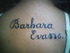 Fã presta homenagem, mas tatua errado o nome de Bárbara Evans