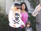 Acompanhada do ex-marido, Christina Aguilera busca o filho na escola