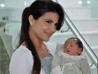 Que fofa! Aline Barros posa ao lado da filha recém-nascida