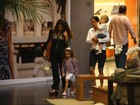 Cláudia Abreu passeia com os filhos em shopping no Rio