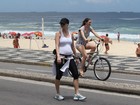 Lavínia Vlasak desfila sua barriguinha de grávida na orla do Rio