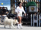 Adriana Bombom passeia com cachorro pela praia