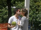 Juliana Didone e Bruno Mazzeo trocam beijos durante passeio