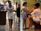 Adriana Bombom passeia em shopping no Rio  com amiga e filha